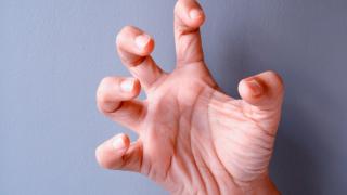 أسباب حدوث التقلصات والتشنجات في أصابع اليد